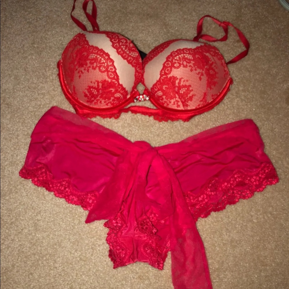 READ Victoria’s Secret Designer Collection Bra Set